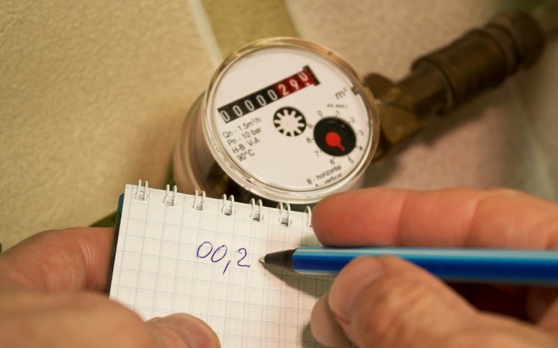 4 dicas para encontrar vazamentos em caixa d’água 1 Pessoa anotando os valores do hidrômetro