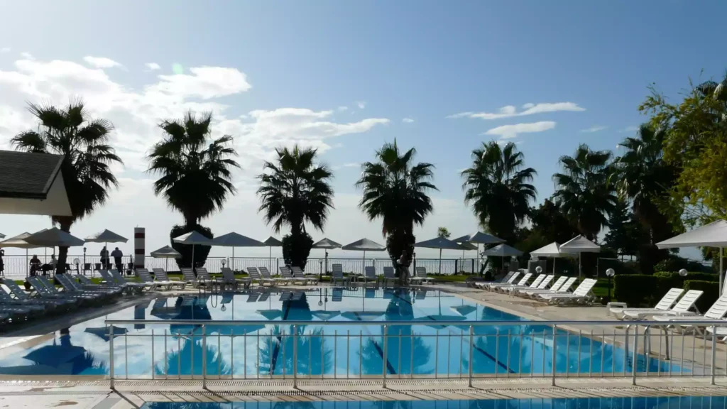 Detenha os vazamentos da piscina em seus rastros: Como detectar e consertar vazamentos em sua piscina 3 Chamando um servico profissional de deteccao de vazamentos em piscinas