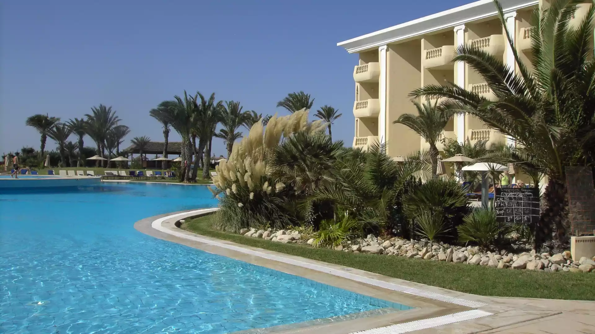 Economizando dinheiro e água: Dicas para tratar de vazamentos em piscinas