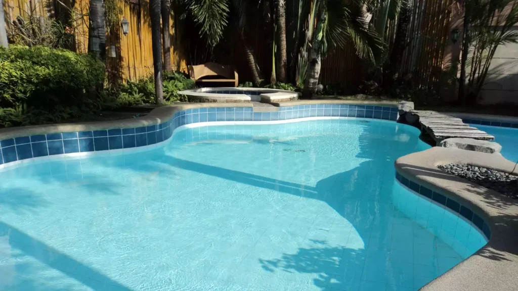 Economize dinheiro e evite danos causados pela água: Dicas para prevenir e consertar vazamentos em piscinas 2 Introducao aos vazamentos em piscinas 1